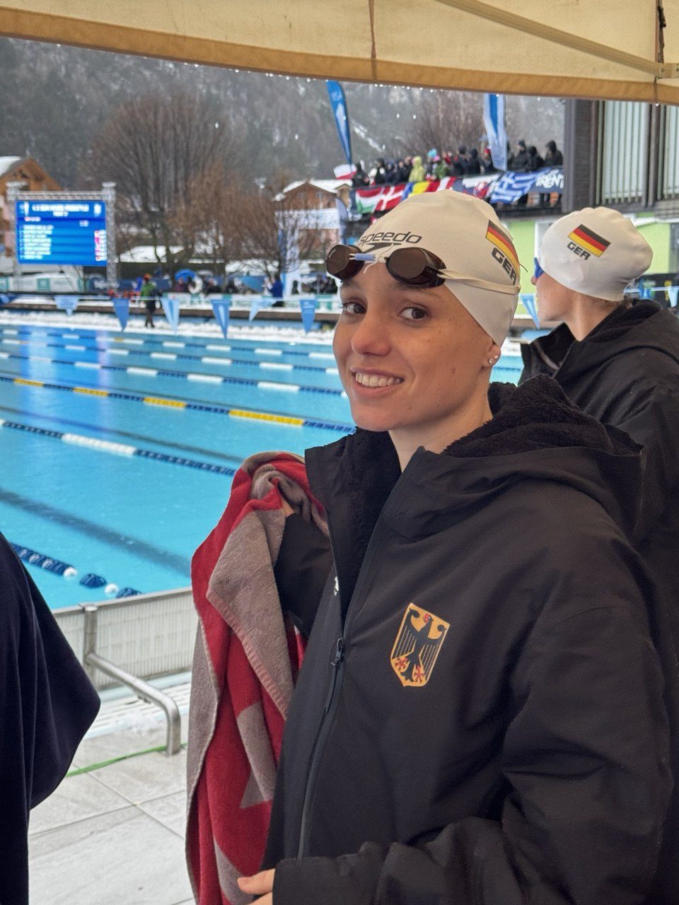 Ines Hahn im Nationalmannschafts-Outfit am Beckenrand bei einem internationalen Eisschwimm-Wettkampf