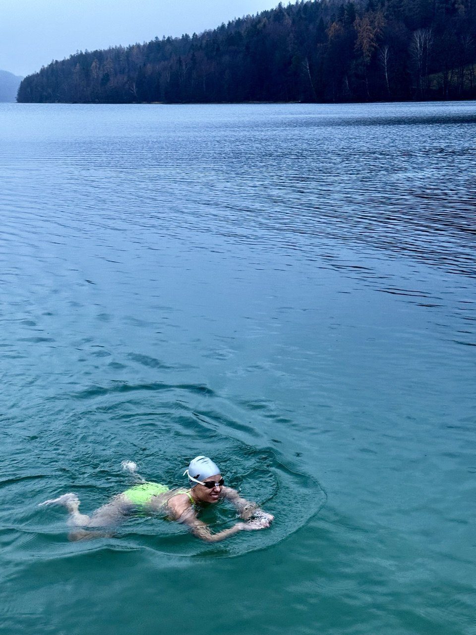 Ines Hahn im kalten Bergsee, ruhig und konzentriert